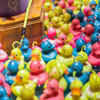 Eendjes hengelen kermisspel op een evenement, kleurrijke eendjes en hengels