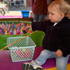 Eendjes hengelen kermisspel op een evenement, kleurrijke eendjes en hengels