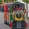 Kinderen genieten van een kleurrijke piraten-kindertrein, perfect voor verhuur op evenementen, feestjes en festivals.