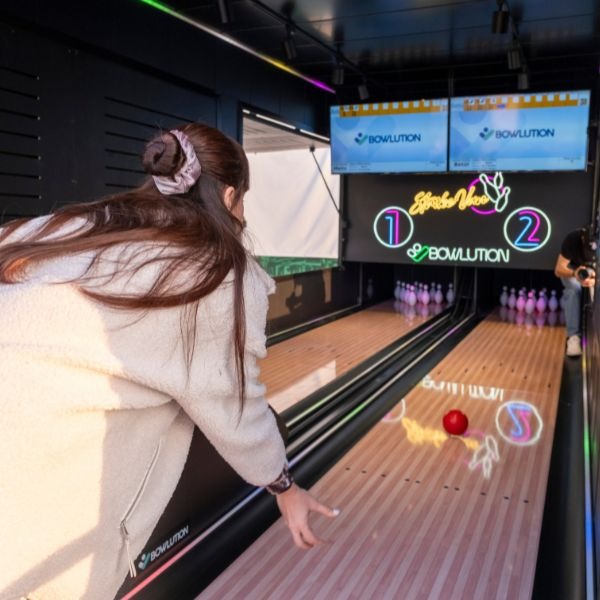 Mobiele Bowlingbaan huren? - ypevents.nl Mobiele bowlingbaan op locatie: StrikeVan met 2 echte bowlingbanen op een trailer
